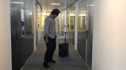 La valise robot en test dans les couloirs de franceinfo à Radio France. (JEROME COLOMBAIN / RADIO FRANCE)