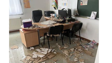 Bureau d'une CPE dont le plafond s'est effondré (Capture écran issue du fil Twitter "Le lycée Paul Eluard prend l'eau")