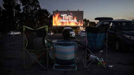 Une séance du dessin animé "Trolls World Tour" dans le drive-in "Mission Tiki" à Montclair près de Los Angeles (Californie) le 7 mai 2020 (ETIENNE LAURENT / EPA)