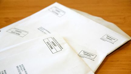 Enveloppes contenant de la propagande électorale pour les élections régionales et départementales de juin 2021 distribuée par la société Adrexo. (NICOLAS GUYONNET / HANS LUCAS)