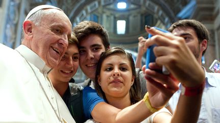 Le "selfie" du pape Fran&ccedil;ois,&nbsp;post&eacute; fin ao&ucirc;t 2013, a fait le tour du monde sur les r&eacute;seaux sociaux. (OSSERVATORE ROMANO FRANCESCO SFO / AFP)