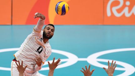 Earvin Ngapeth au smash. (PEDRO UGARTE / AFP)