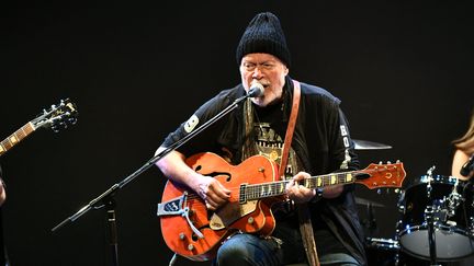 Le guitariste canadien et rocker Randy Bachman joue en concert avec la guitare Gretsch 6120 qui lui avait été volée, le 1er juillet 2022 à Tokyo&nbsp; (PHILIP FONG / AFP)