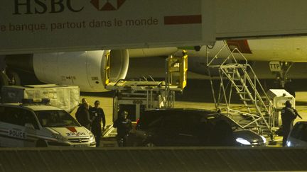 L'ex-dictateur du Panam Manuel Noriega arriv&eacute; &agrave; l'a&eacute;roport d'Orly sous escorte pour &ecirc;tre extrad&eacute; vers son pays, le 11 d&eacute;cembre 2011. (FRED DUFOUR / AFP)