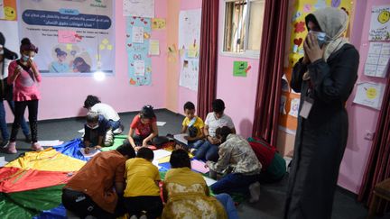 Les locaux des Comités de l’Union des femmes palestiniennes, où des enfants participent à un atelier pour prendre en charge le traumatisme de la guerre. (RÉMI BRANCATO / FRANCE-INTER)