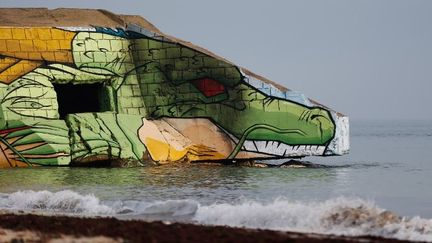 Le dragon "Shenron" de Dragon Ball peint sur un blockhaus de la plage de Réville (Manche)
 (CHARLY TRIBALLEAU / AFP)