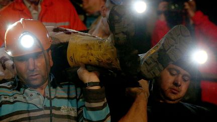 Des mineurs portent secours &agrave; un autre bless&eacute; apr&egrave;s l'effondrement d'une mine de charbon, &agrave;&nbsp;Soma (Turquie), le 13 mai 2014. (CEM OKSUZ / ANADOLU AGENCY)