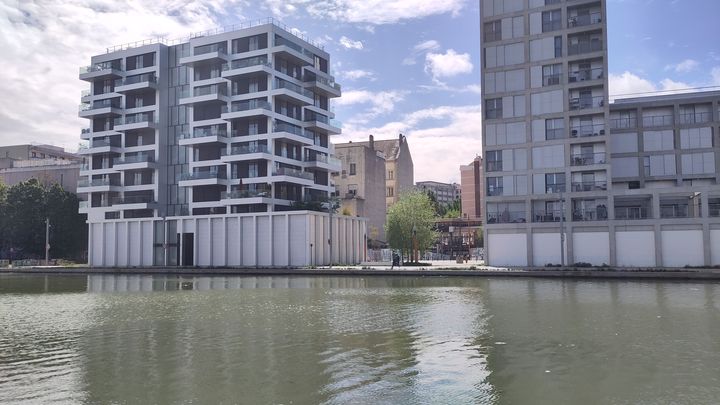 A Pantin, un nouveau bâtiment "Les Lumières", va être livré en 2025, en deuxième vague des premières résidences construites le long du Canal de l'Ourcq, sur une ancienne friche commerciale, avec des logements en bail réel solidaire. (SIMON CARDONA / RADIO FRANCE)