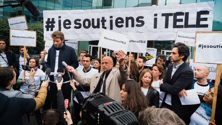 Rassemblement des salariés d'i-Télé devant le siège de leur chaîne, le 25 octobre 2016 à Boulogne-Billancourt (Hauts-de-Seine).&nbsp; (SIMON GUILLEMIN / HANS LUCAS / AFP)