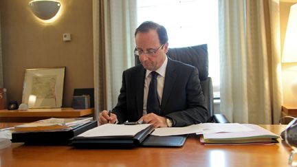 Le candidat socialiste Fran&ccedil;ois Hollande, le 17 f&eacute;vrier &agrave; Tulle (Corr&egrave;ze). (CAROLINE BLUMBERG / REUTERS)