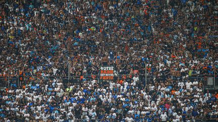 Les supporters de l'Olympique de Marseille lors de la réception amicale du Bayer Leverkusen, le 2 août 2023. (IBRAHIM EZZAT / ANADOLU AGENCY)