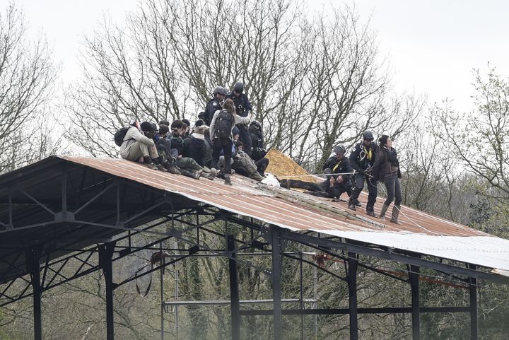 Des militants sont évacués du toit de la ferme des "100 Noms", dans la ZAD de Notre-Dame-des-Landes (Loire-Atlantique), le 9 avril 2018.&nbsp; (SEBASTIEN SALOM GOMIS / SIPA)