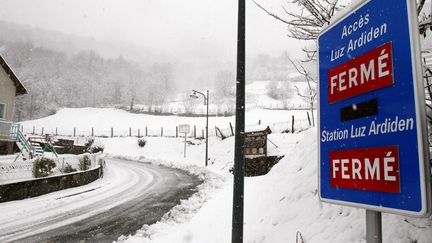 L'acc&egrave;s &agrave; la station Luz-Saint-Sauveur (hautes-Pyr&eacute;n&eacute;es) &eacute;tait ferm&eacute; vendredi 30 janvier 2015.&nbsp; (LAURENT DARD / AFP)