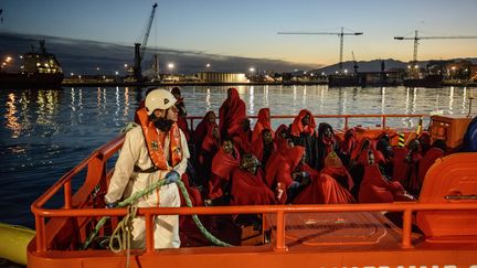 Des migrants secourus en mer Méditerranée arrivent au port de Malaga, en Espagne, le 13 janvier 2018. (GUILLAUME PINON / NURPHOTO / AFP)