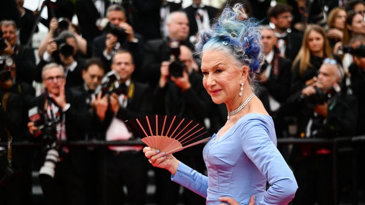 L’actrice britannique de 77 ans Helen Mirren a frappé fort lors de l'ouverture de la 76e édition le 16 mai : elle a assorti sa tenue jusqu'à ses cheveux, colorés en bleu, à la projection de "Madame du Barry". (CHRISTOPHE SIMON / AFP)