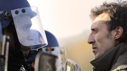 Forces de l'ordre et opposants au projet d'a&eacute;roport de Notre-Dames-des-Landes (Loire-Atlantique) face &agrave; face, le 15 d&eacute;cembre 2012. (JEAN-SEBASTIEN EVRARD / AFP)