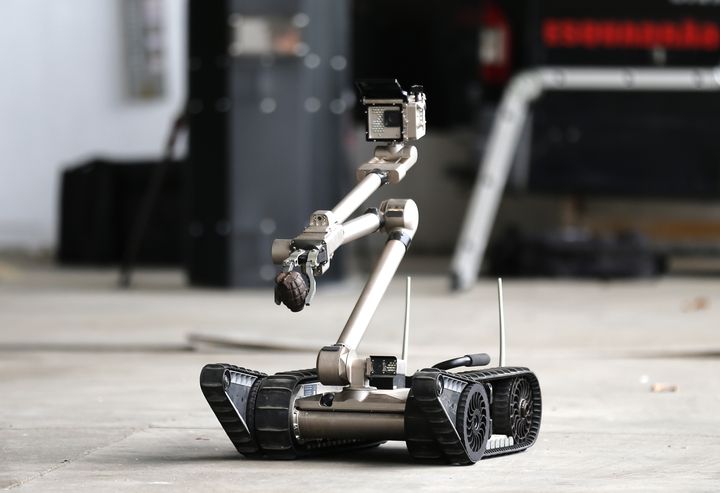 Le Packbot 510, robot capable de d&eacute;tecter des explosifs et des mati&egrave;res dangereuses, accompagnera les policiers br&eacute;siliens pendant le Mondial 2014. (SERGIO MORAES / REUTERS)