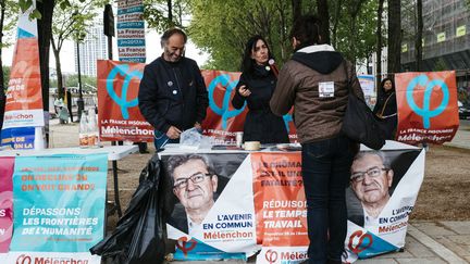 Des militants de la France Insoumise tractant à Paris avant le premier tour de la présidentielle.&nbsp; (DENIS MEYER / HANS LUCAS)