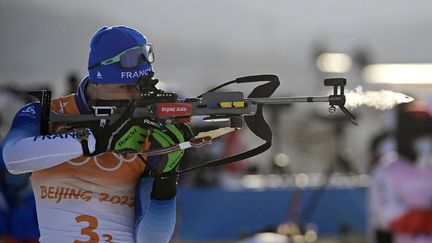 Le biathlète français Emilien Jacquelin sur le pas de tir du site du ski nordique des Jeux d'hiver de Pékin, le 5 février 2022. (TOBIAS SCHWARZ / AFP)