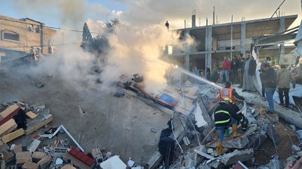 Des volontaires et des habitants tentent d'éteindre un incendie après une frappe des forces israéliennes à Rafah, dans la bande de Gaza, le 19 février 2024. (HANI ALSHAER / ANADOLU / AFP)