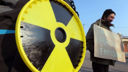 Des opposants au nucl&eacute;aire devant la centrale de Fessenheim (Haut-Rhin), le 9 f&eacute;vrier 2012. (FREDERICK FLORIN / AFP)