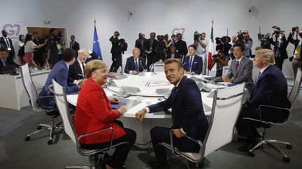 Les dirigeants du G7 réunis autour de la table, le 25 août 2019, à Biarritz (Pyrénées-Atlantiques). (PHILIPPE WOJAZER / AFP)