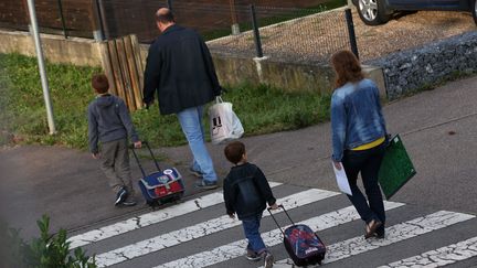 Des parents avec leurs enfants sur le chemin de l'école, à Thionville, en Moselle (illustration). (PHOTO PQR / LE REPUBLICAIN LORRAIN / JULIO PELAEZ / MAXPPP)