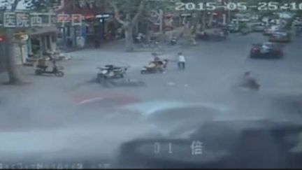 Capture d'&eacute;cran montrant le camion-citerne renvers&eacute;, dans la ville de&nbsp;Yanshi (province du Henan, Chine), le 25 mai 2015. (CCTV / EVN)