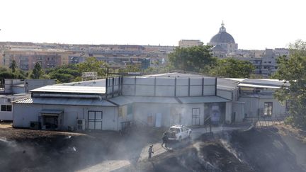 Des pompiers maîtrisent le feu qui s'est déclaré dans Cinecittà, berceau du cinéma italien, le 1er août 2022 à Rome (Italie). (RICCARDO DE LUCA / AGENCE ANADOLU / AFP)