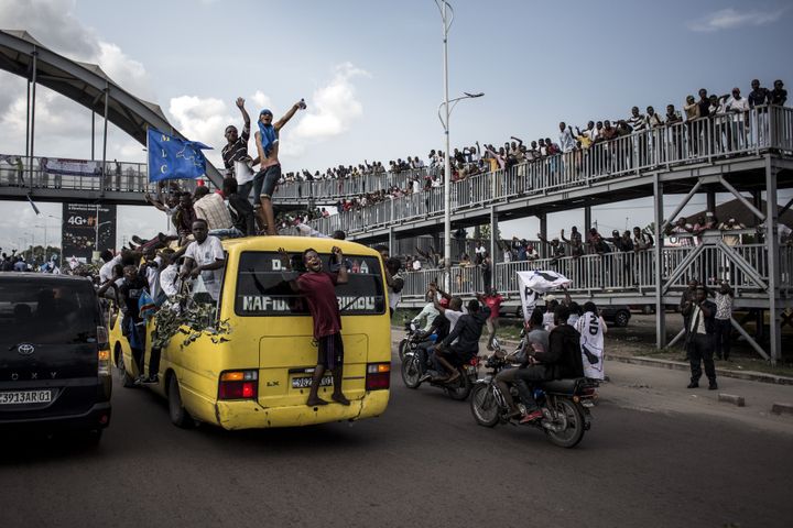 Des partisans du candidat d'opposition Martin&nbsp;Faluyu attendent son arrivée à Kinshasa, sur une route menant à l'aéroport de la capitale, le 21&nbsp;novembre 2018, jour du lancement de sa campagne électorale. (JOHN WESSELS / AFP)