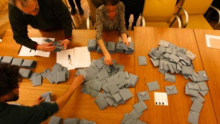 D&eacute;pouillement des bulletins de vote pour l'&eacute;lection municipale de Toulouse, le 23 mars 2014. (20 MINUTES / SCHEIBER / SIPA)