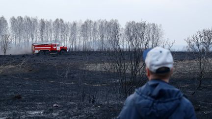 Un camion de pompier intervient sur un incendie, le 23 avril 2020 dans la région de Novossibirsk (Russie). (KIRILL KUKHMAR / TASS / SIPA)