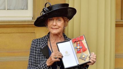 Gillian Lynne à sa sortie du palais de Buckingham, à Londres, où elle venait d'être anoblie et élevée au rang de Dame Commander of the British Empire (DBE), le 1er mai 2014
 (John Stillwell / Pool / AFP)