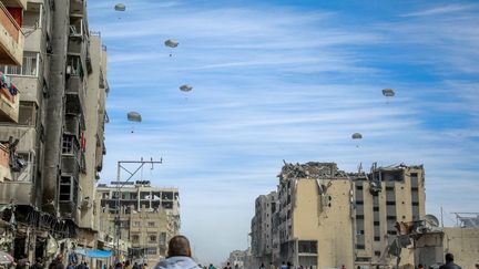 De l'aide humanitaire larguée dans la ville de Gaza (bande de Gaza), le 1er mars 2024. (AFP)