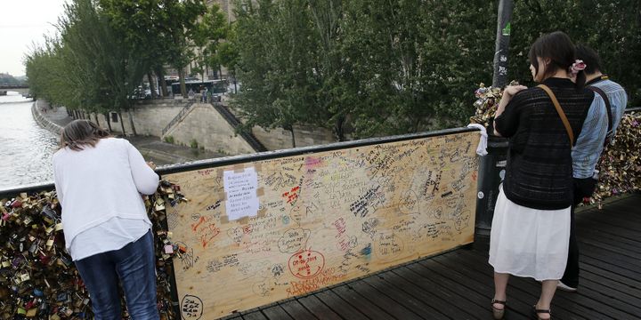 Panneau en bois sur le Pont des Arts à Paris
 (EPA/MAXPPP)