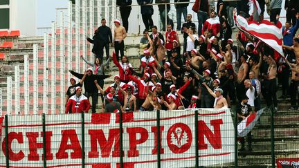 Des supporters de Nancy fêtent le titre de champion de Ligue 2 de leur équipe, le 13 mai 2016, lors d'un match à Tours. (MAXPPP)