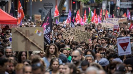 Des manifestants contre l'extrême droite à Toulouse, le 15 juin 2024. (FREDERIC SCHEIBER / HANS LUCAS / AFP)