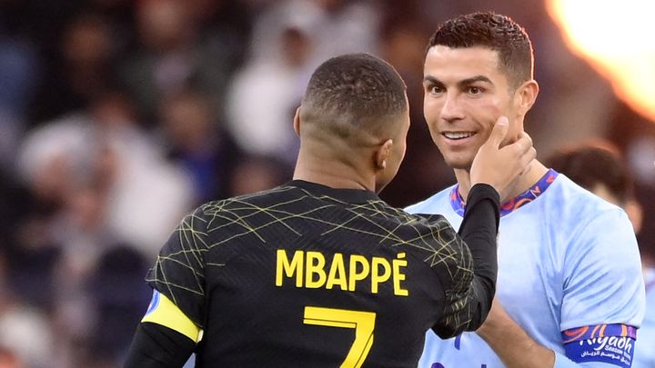 Kylian Mbappé et Cristiano Ronaldo lors du match amical entre le PSG et la Riyad Season Team en Arabie saoudite, le 19 janvier 2023. (FRANCK FIFE / AFP)