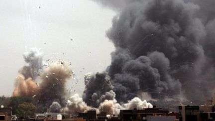 De la fumée monte dans le quartier de la résidence du colonel Kadhafi à Tripoli après une explosion (7-6-2011) (AFP - STR)