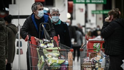 Des clients dans un supermarché de Bordeaux, le 27 octobre 2020 (Photo d'illutstration).&nbsp; (PHILIPPE LOPEZ / AFP)