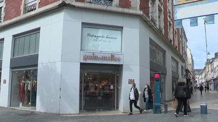 Commerces : les boutiques de prêt-à-porter s'activent avant la réouverture