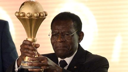 Le pr&eacute;sident &eacute;quato-guin&eacute;en Teodoro Obiang brandit la Coupe d'Afrique des nations, lors du tirage au sort, le 3 d&eacute;cembre 2014.&nbsp; (STEPHANE DE SAKUTIN / AFP)