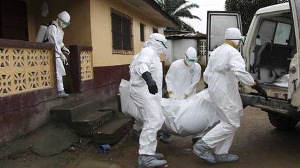 &nbsp; (Evacuation d'une victime du virus Ebola au Liberia le 8 août © Maxppp)