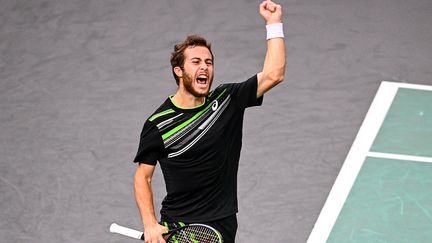 Hugo Gaston a réalisé un nouvel exploit à Paris en dominant le prodige espagnol Carlos Alcaraz jeudi 4 novembre.&nbsp; (CHRISTOPHE ARCHAMBAULT / AFP)