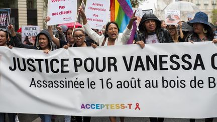 Des proches de Vanesa Campos manifestent, le 22 septembre 2018 à Paris, un mois après sa mort. (MAGALI COHEN / HANS LUCAS / AFP)