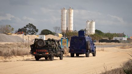 Une patrouille conjointe de policiers rawandais et de soldats mozambicains longe le complexe gazier en construction de TotalEnergies près de Palma, au Mozambique, le 22 septembre 2021. (SIMON WOHLFAHRT / AFP)