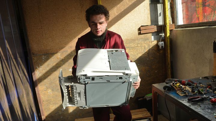 Un Roumain manipule une imprimante d&eacute;fectueuse &agrave; l'association Ateliers sans fronti&egrave;res, un centre de recyclage pr&egrave;s de Bucarest, la capitale roumaine, le 1er f&eacute;vrier 2013. (DANIEL MIHAILESCU / AFP)