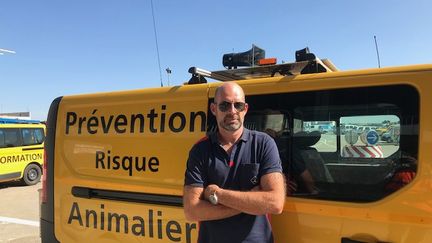 Sébastien Lacroix, chargé de la prévention du risque animalier à l'aéroport d'Orly.&nbsp; (FREDERIC BENIADIA / FRANCEINFO / RADIO FRANCE)