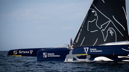 Charles Caudrelier sur son maxi-trimaran Edmond de Rothschild, quelques semaines avant le départ de la Route du rhum, le 30 août 2022. (LOIC VENANCE / AFP)