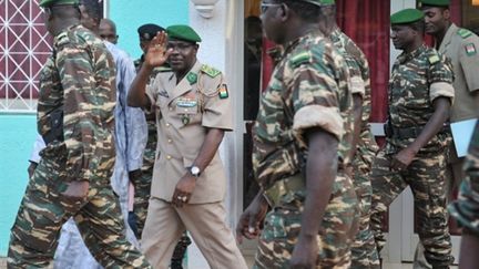 Le président nigérien Salou Djibo (au centre) dans une rue de Niamey (30/09/2010) (AFP/ISSOUF SANOGO)